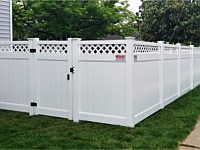 <b>White Vinyl Privacy Fence with Lattice Topper and Single Walk Gate</b>